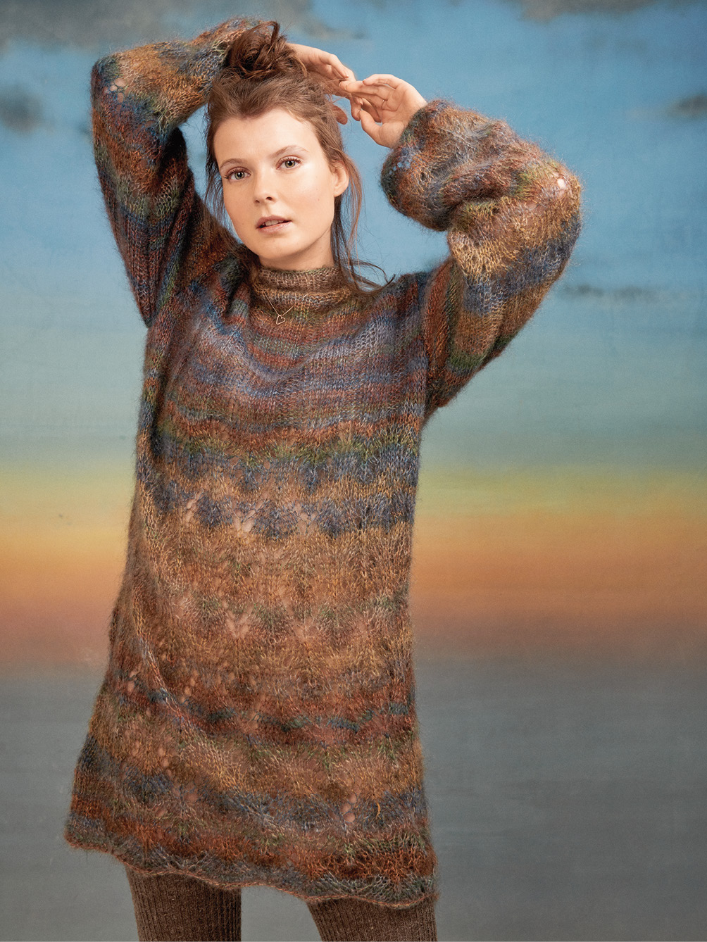 Modellansicht Bild 1: Kleid mit Stehkragen mit Farbverlaufsgarn