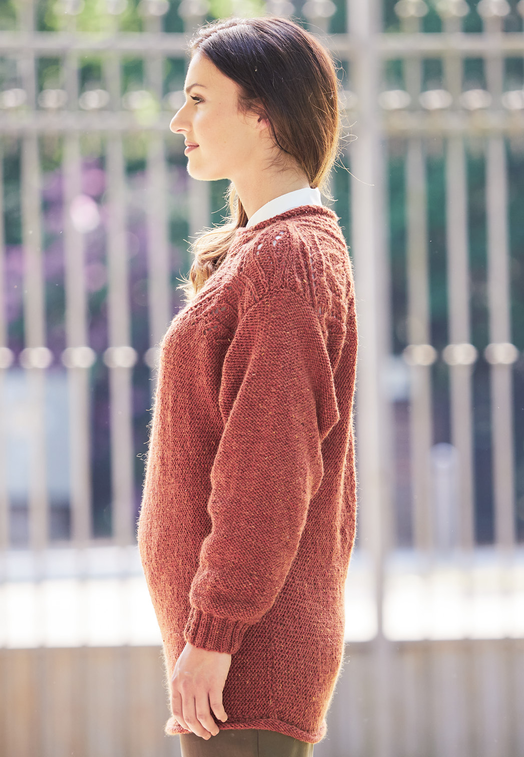 Modellansicht Bild 3: Quer gestrickter Pulli mit ausdrucksvoller Ajour-Bordüre