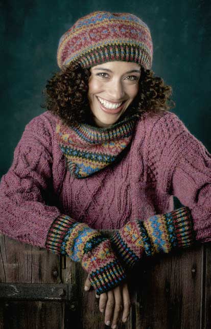 Rosa Zopfstrickpullover, bunter Fair-Isle-Mix bei Mütze, Handschuhen; handgemacht, modisch, DIY.