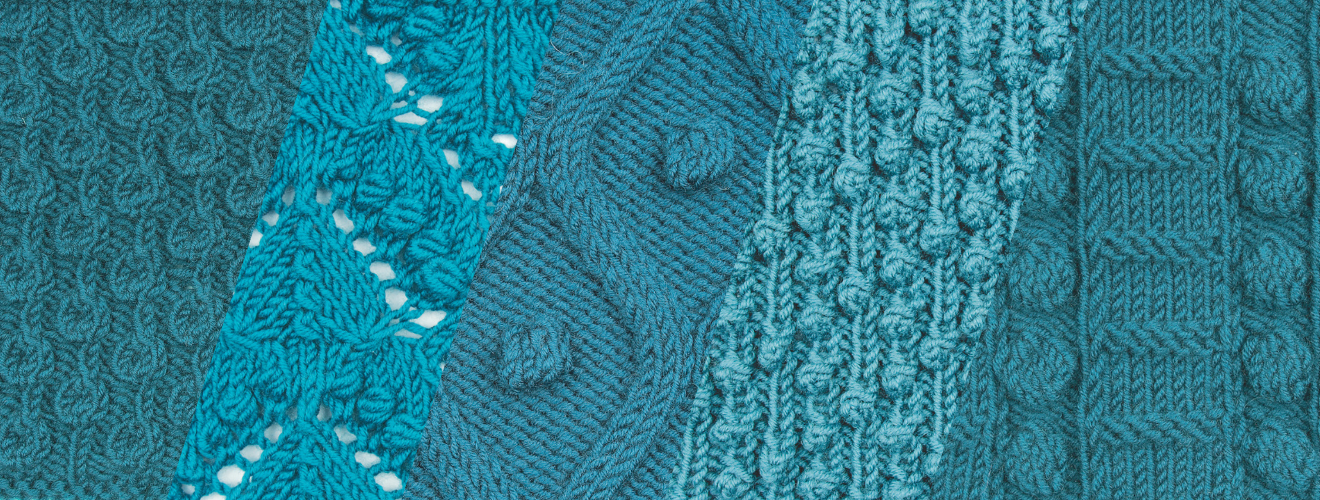 Verschiedene türkisfarbene Strickmuster; Zopfmuster, Lochmuster; handgemacht, modisch, DIY.