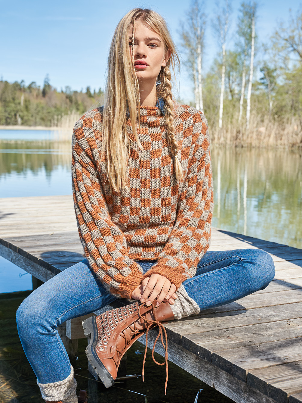 Modellansicht Bild 1: Pulli im Schachbrettmuster und raffiniertem Schnitt