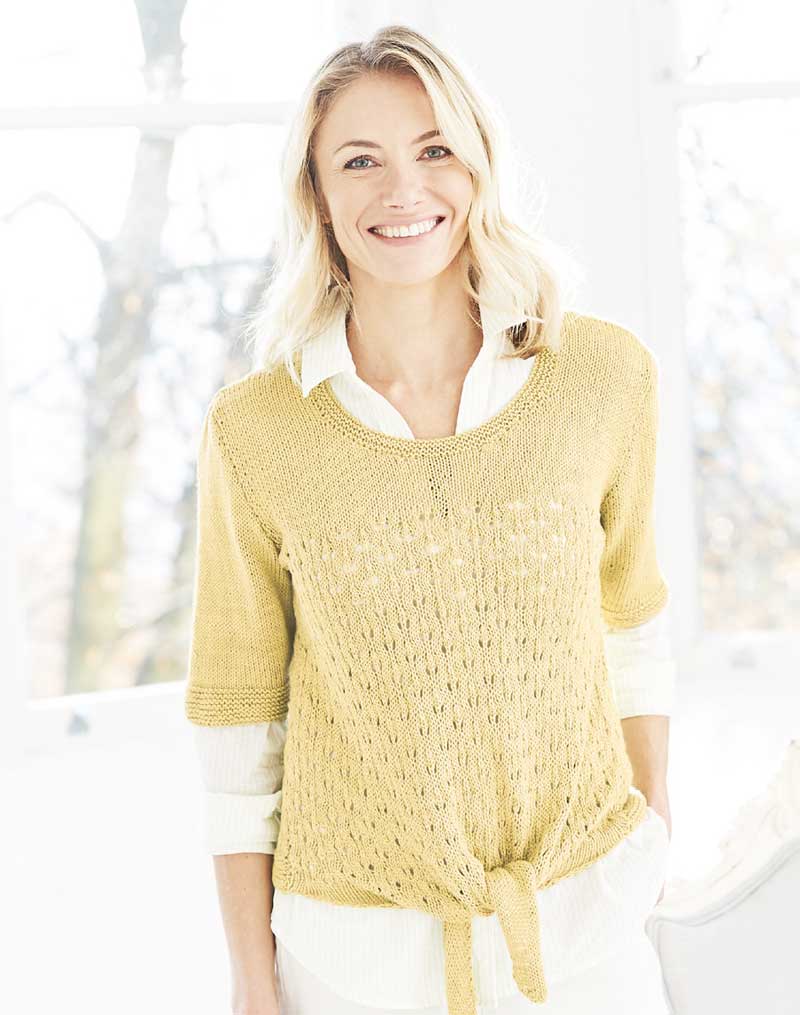 Gelbes, handgemachtes Strick-Oberteil mit Lochmuster, Halbarm und Knoten-Detail, modischer Look.