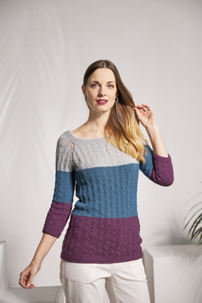 Modischer Pullover aus dreifarbiger Strickarbeit: weiß, blau, lila. Strukturierter Schnitt, 3/4 Ärmel, handgemacht.