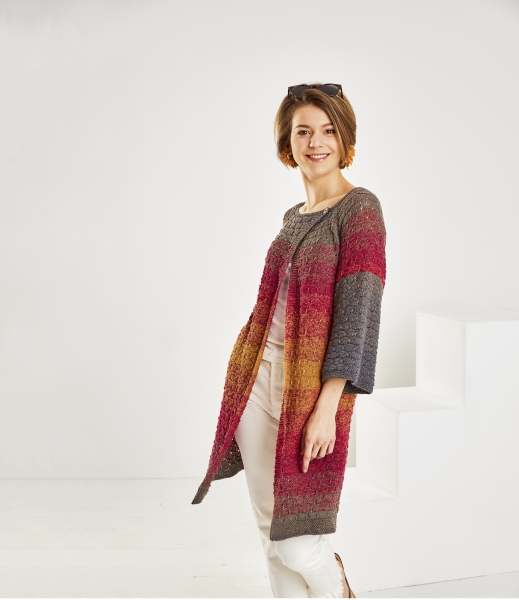Modischer, handgemachter Cardigan in Bunttönen, lang geschnitten, mit farbverlaufendem Mustermix, lässig und stilvoll.