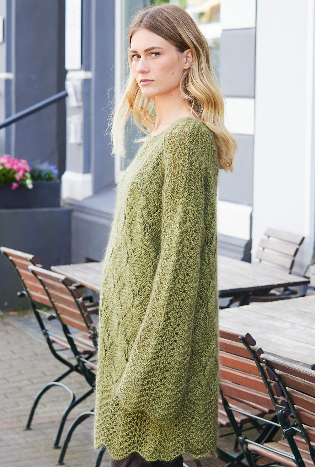 Langer Pullover mit Pfauenmuster und Ajourmusterrauten in Oliv