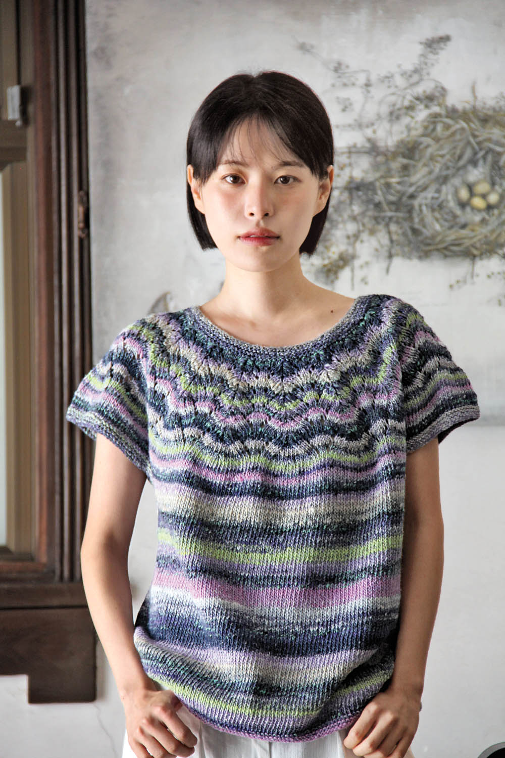 Bunter, handgestrickter Pullover mit Streifenmuster, rundem Ausschnitt, kurzärmelig. DIY-Fashion, lebendige Farbmischung.