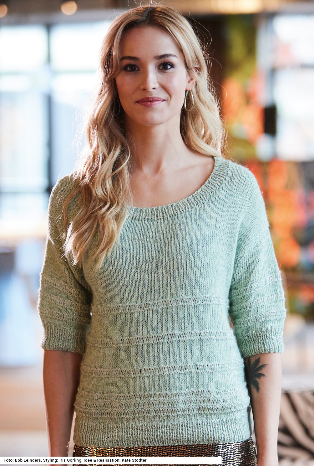 Modellansicht Bild 2: Pulli mit kurzen Ärmeln in Jadegrün mit Fallmaschenstreifen