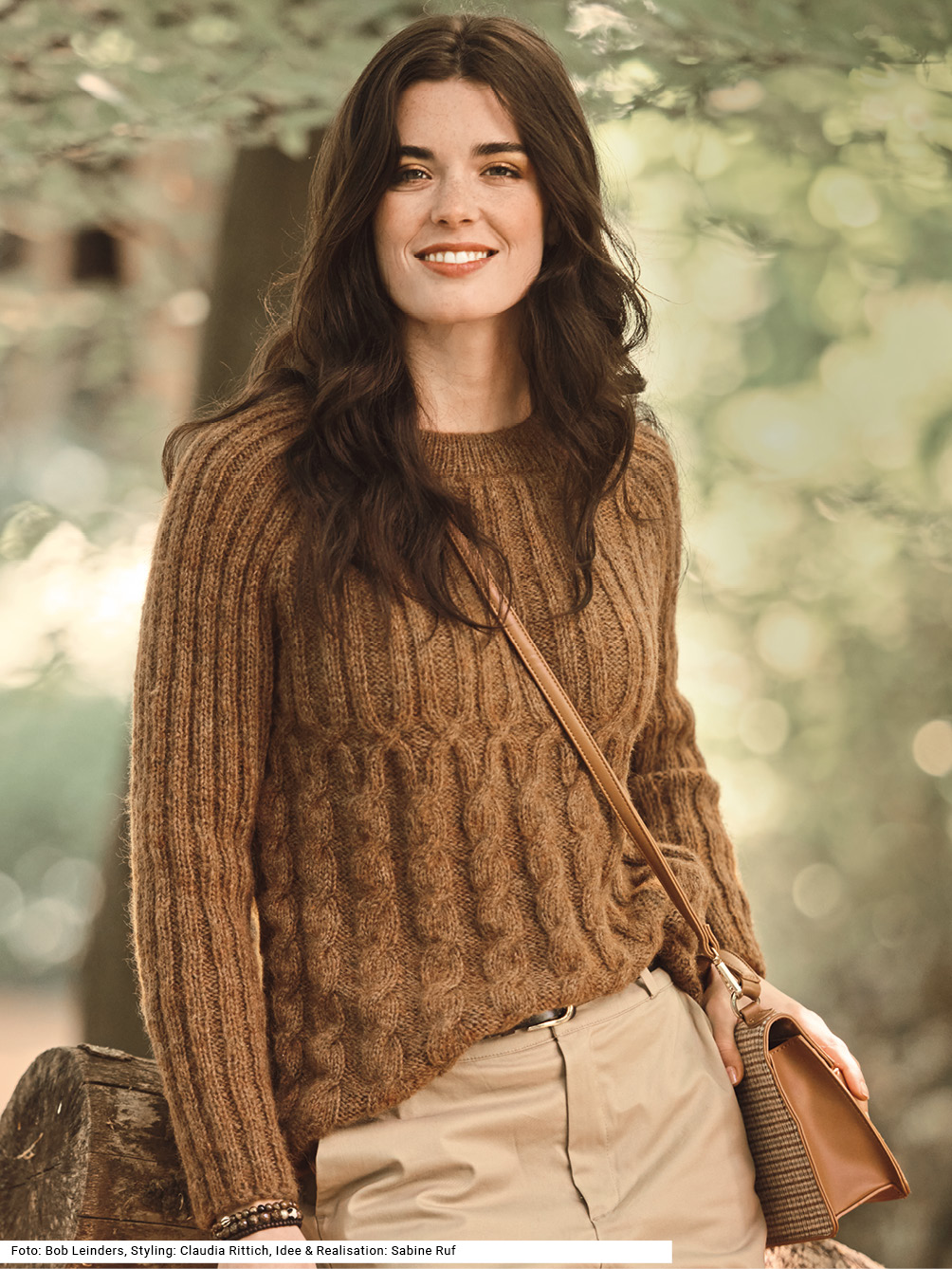 Raglanpulli mit Zopf- und Rippenmuster Modellansicht Bild 1: Raglanpulli mit Zopf- und Rippenmuster