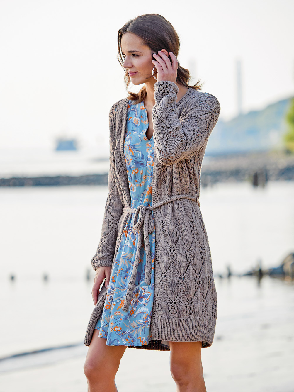 Modellansicht Bild 1: Lässige Lochmusterjacke