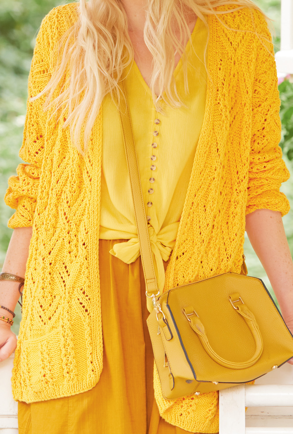 Modellansicht Bild 4: Gute Laune garantiert: die lange Jacke im Ajourmuster leuchtet mit der Sonne um die Wette