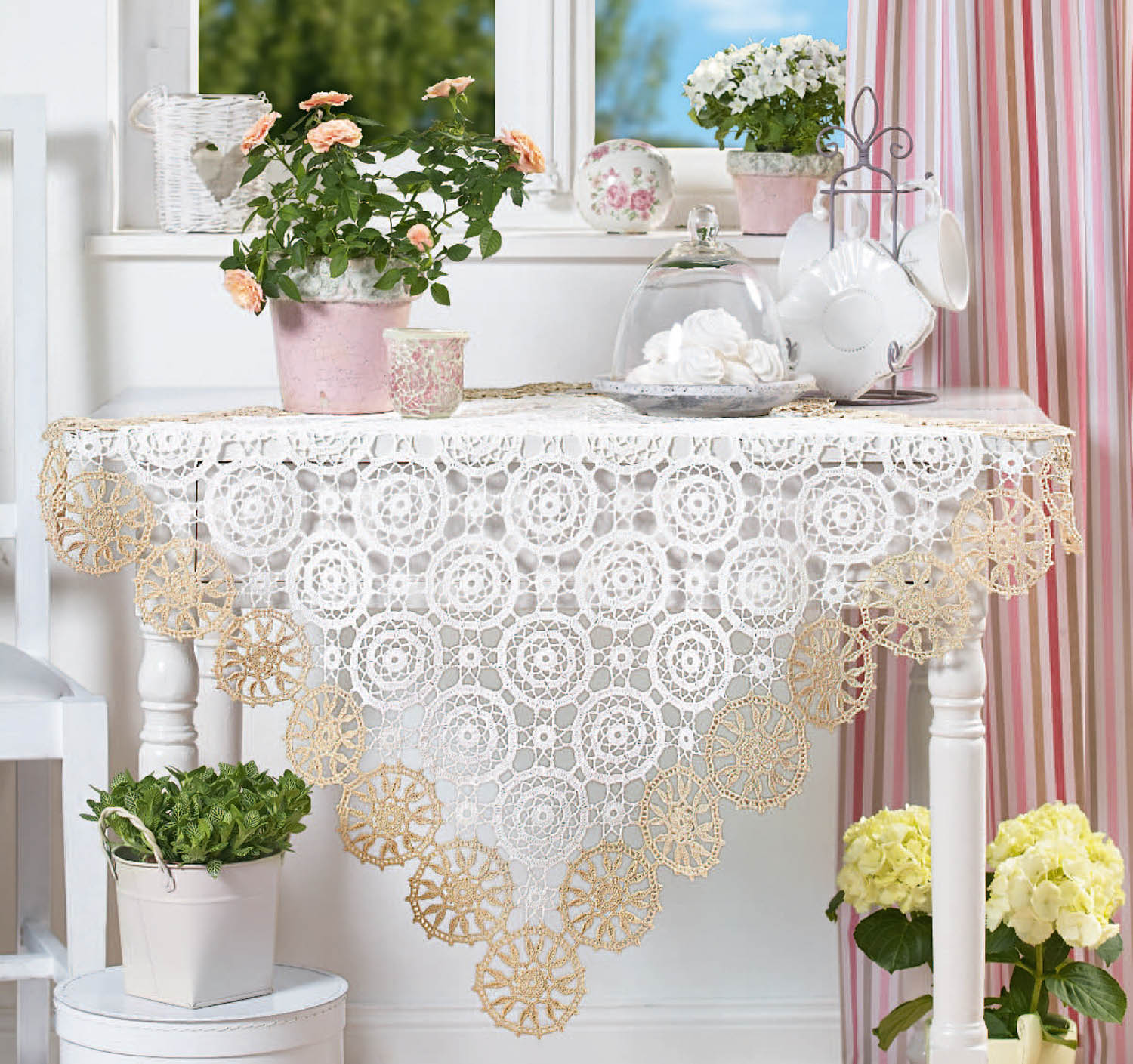 Weißes, selbstgemachtes Häkeltischtuch mit kreisförmigen Mustern. Elegante Handarbeit.