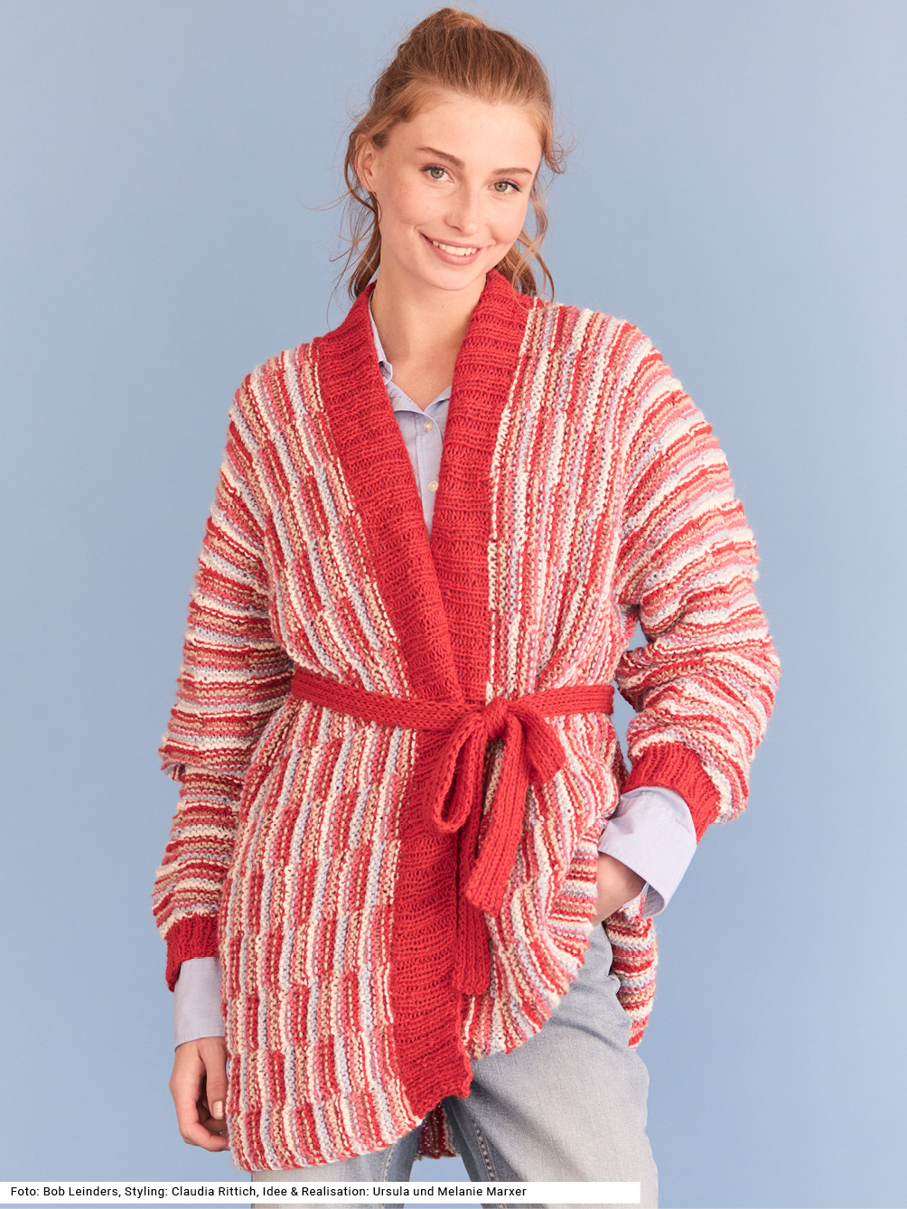 Modellansicht Bild 1: Quergestrickte Jacke mit Gürtel