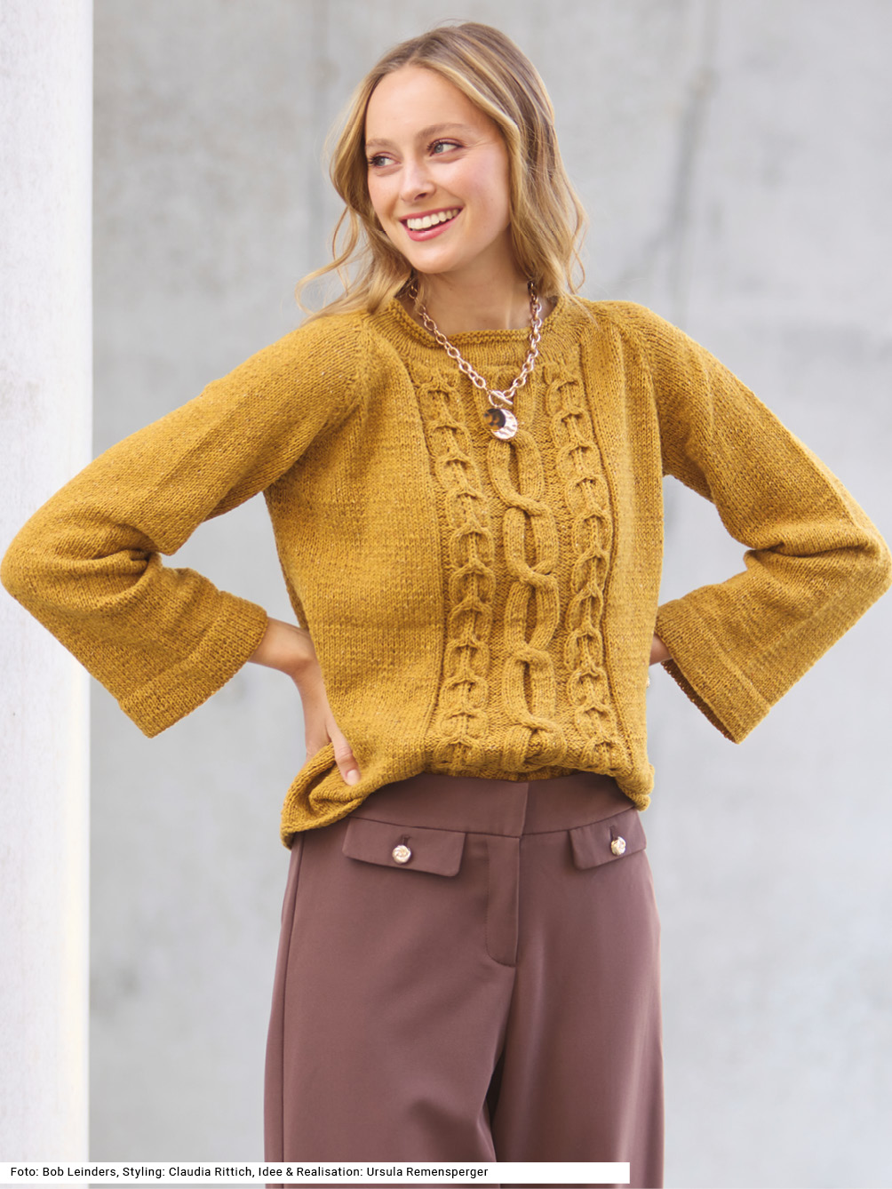 Modellansicht Bild 1: Raglanpullover mit Zopfmuster