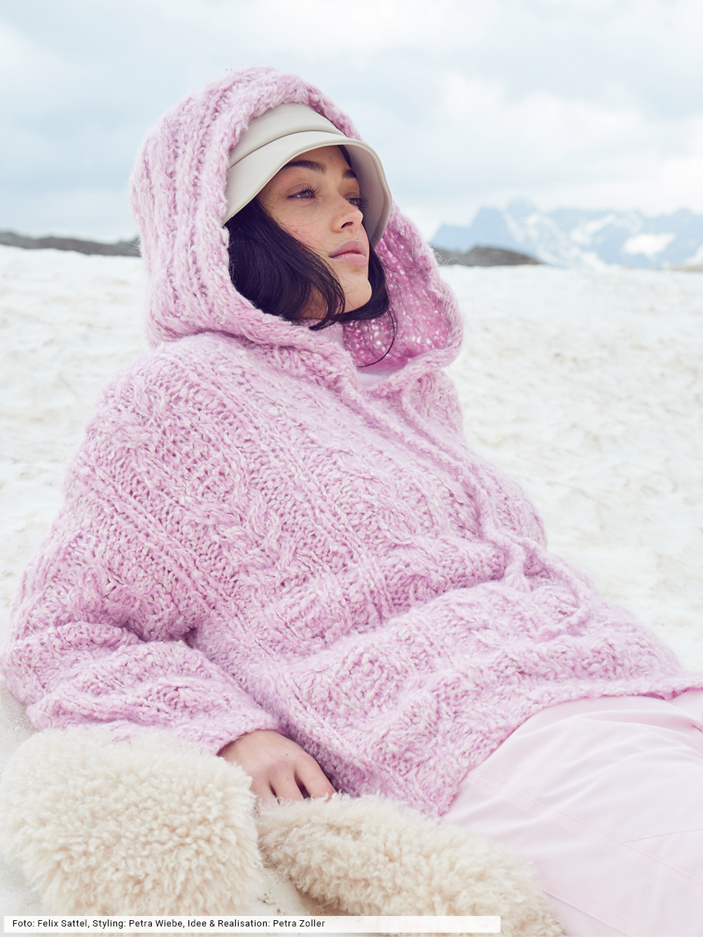 Modellansicht Bild 1: Kapuzenpulli mit markanten Zopfstrukturen