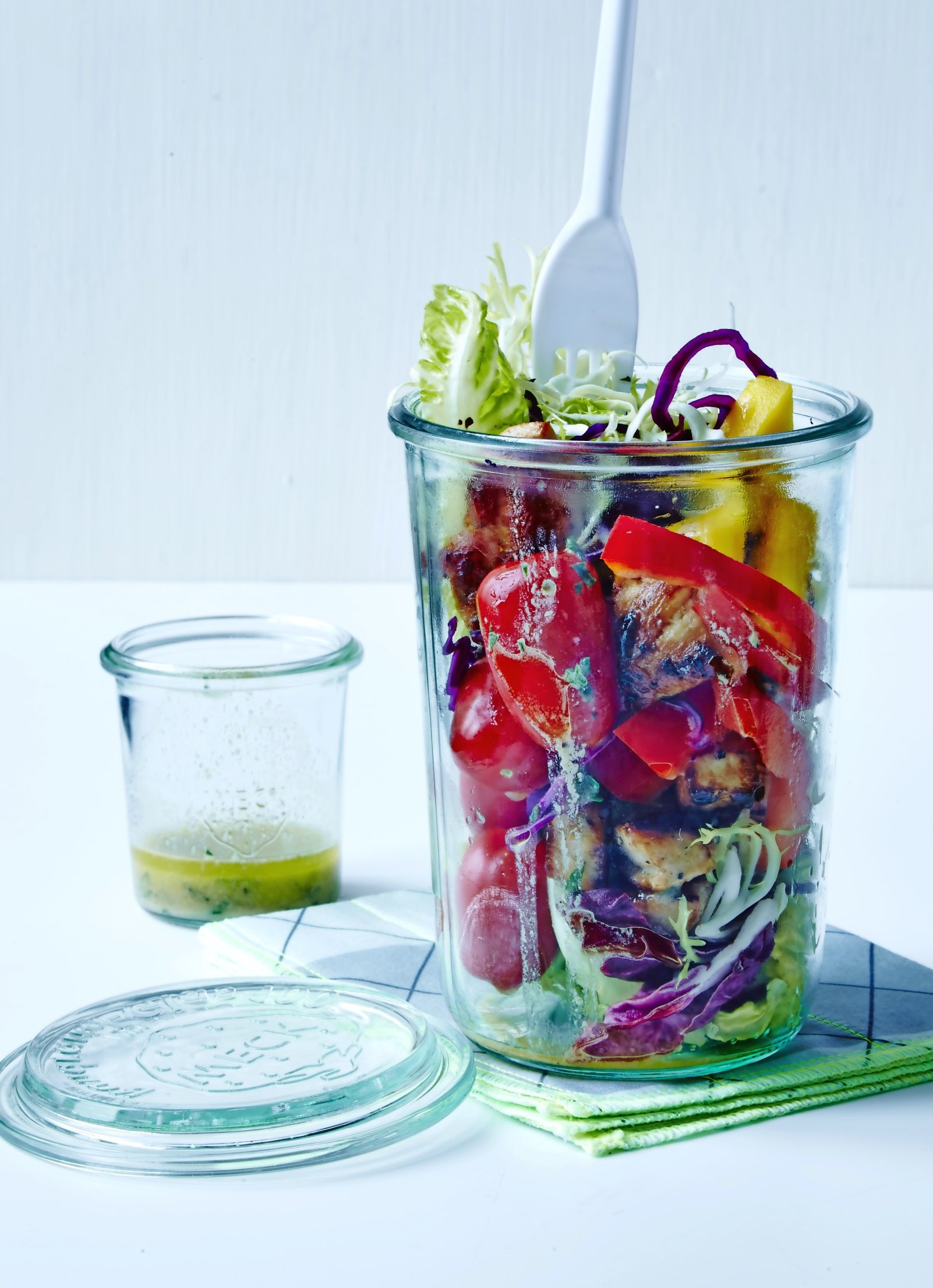 Bunte Gemüse- und Salatschichten; kreativ serviert im hohen Glas. Knackig, modisch, DIY.