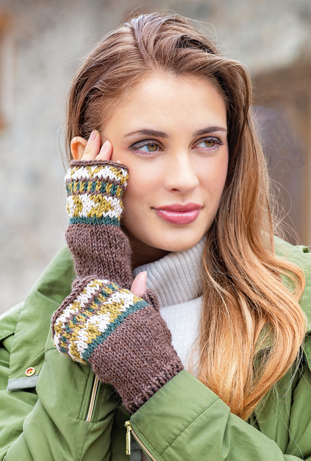 Gestrickte Handschuhe mit Fair-Isle-Muster in Beige-Braun-Grün
