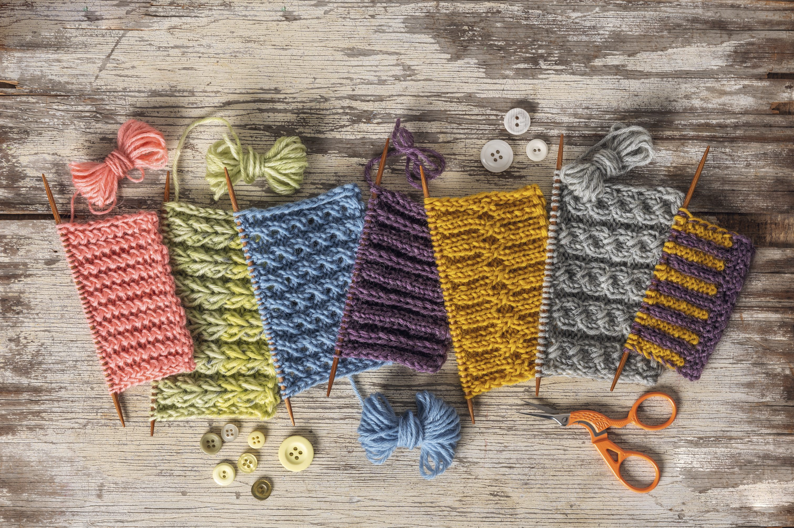 Vielseitige DIY-Strickproben, farbenfroh, mit kreativem Muster und handgemachten Details.