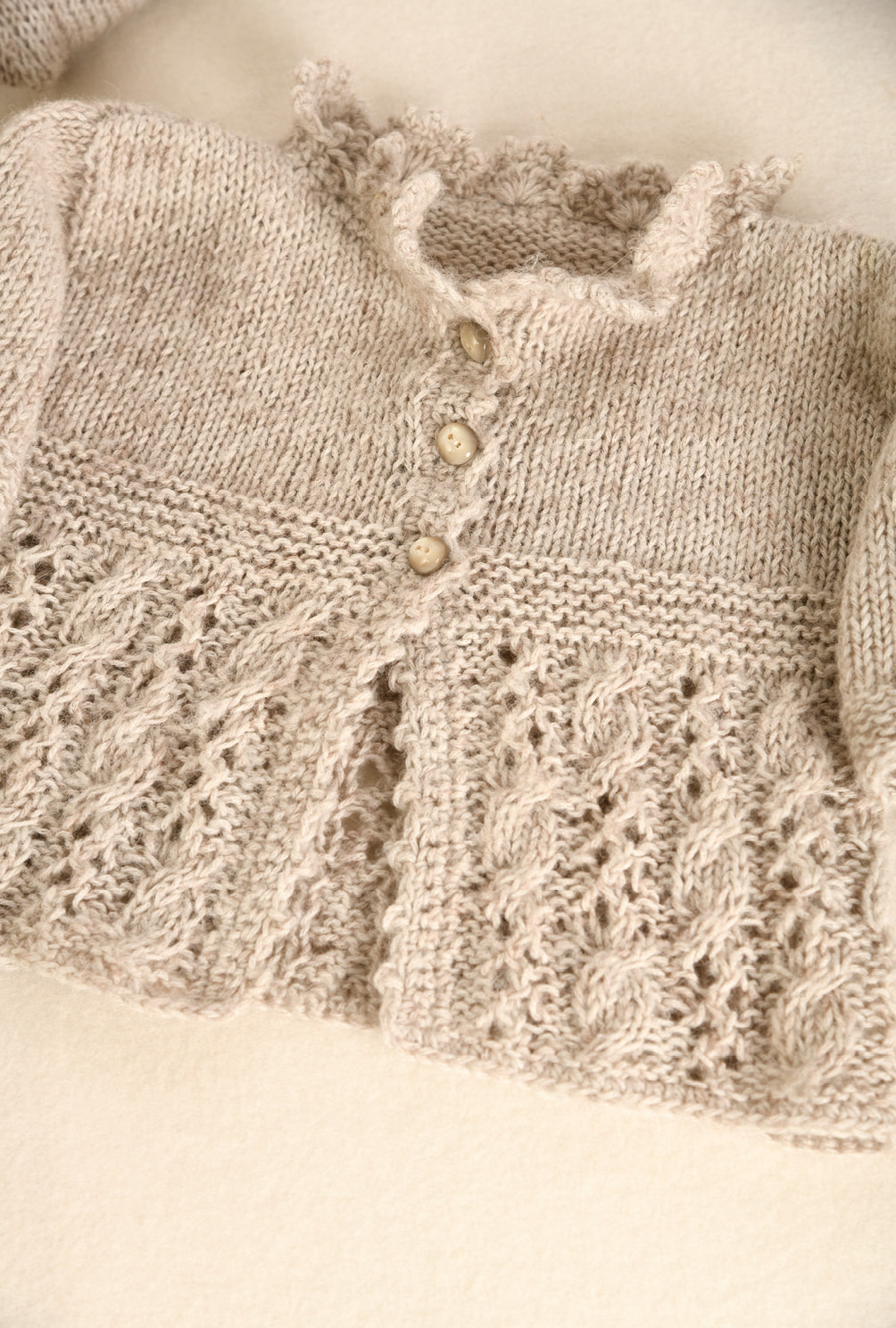 Modellansicht Bild 7: Strick-Set aus Mütze, Jacke und Hose in Beige fürs Baby