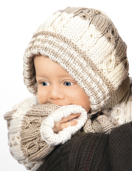 Beige-creme Strickset aus Mütze, Schal und Handschuhen mit Zopfmustern. Modisch, handgemacht, cozy Look.