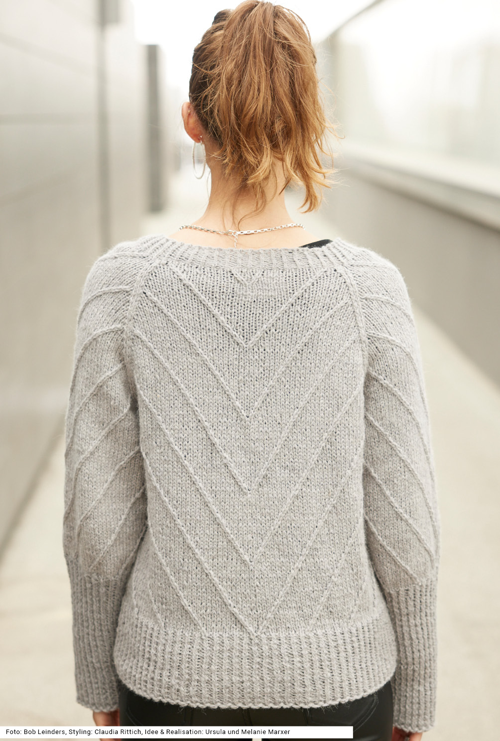 Modellansicht Bild 5: Raglanpulli mit diagonalen Streifen in Grau