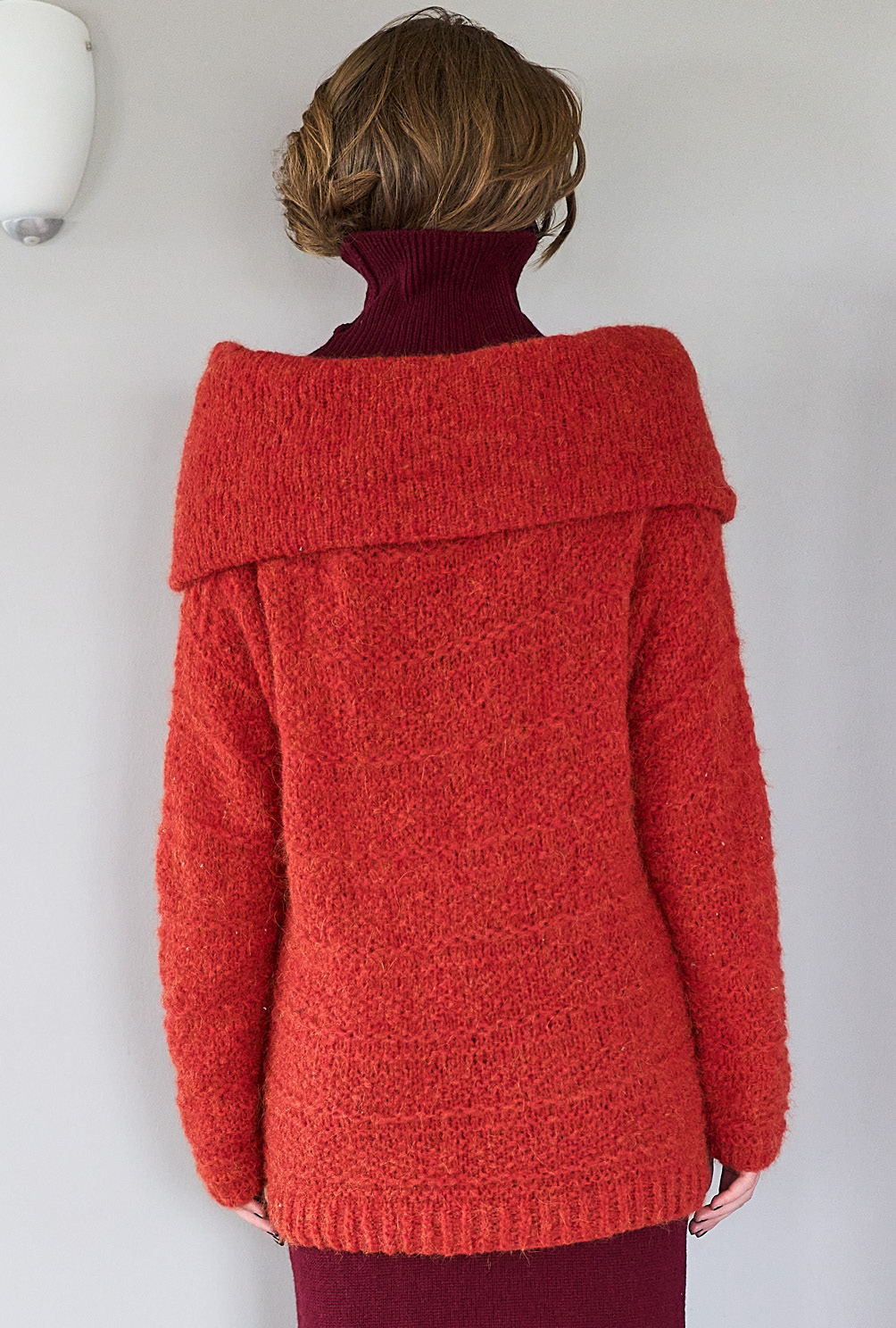 Roter Pulli mit großem Kragen