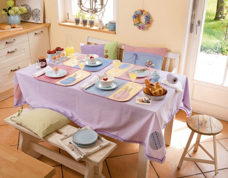 5-teiliges Oster-Näh-Set aus Tischdecke, Tischsets und 2 Kissen in Pastelltönen