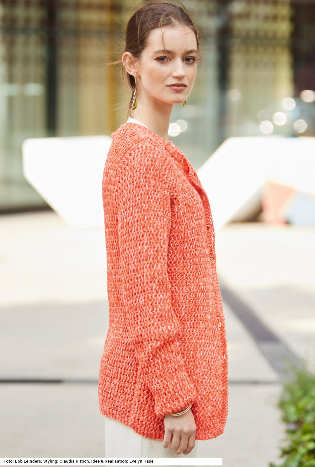 Modellansicht Bild 4: Jacke mit Strukturmuster in Korallenrot