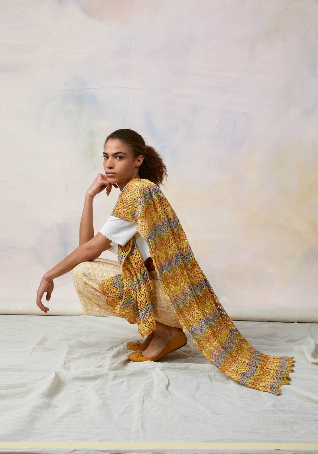 Gelbes, gestricktes Kleid mit Wellenmuster; handgemacht, modisch, bodenlang, luftig und kreativ.