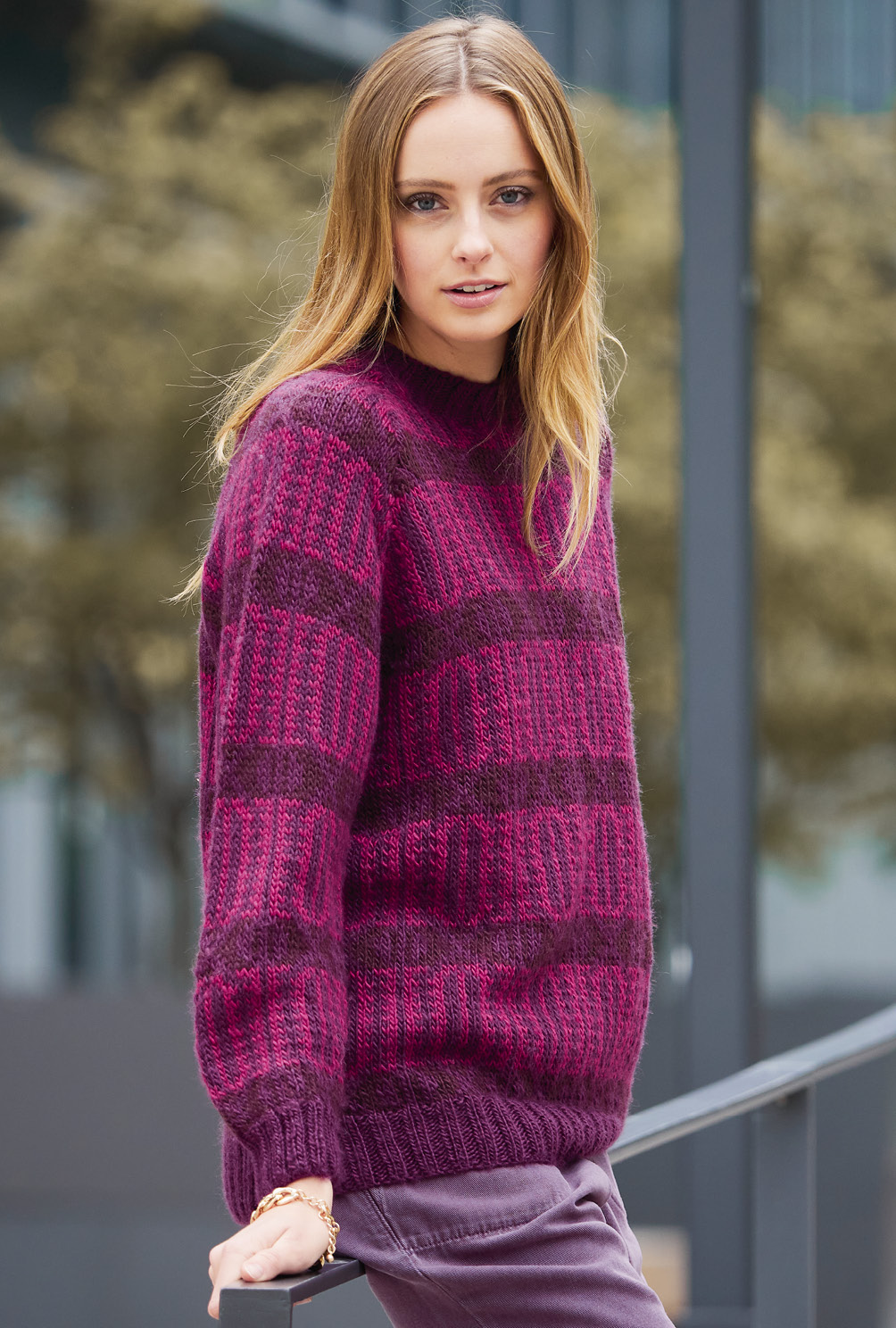 Modellansicht Bild 4: Dreifarbiger Raglanpulli im Jacquardmuster