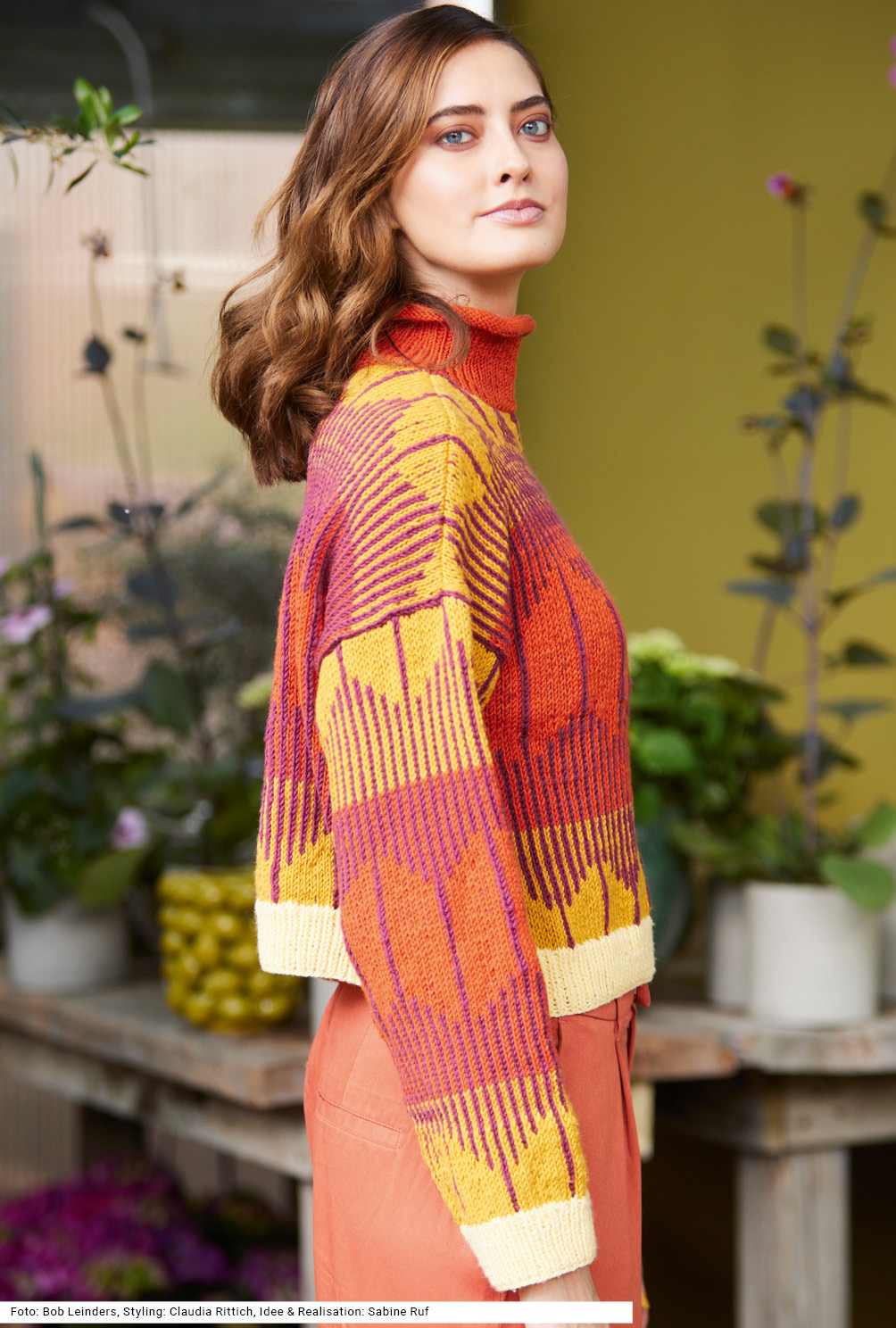 Modellansicht Bild 4: Pulli mit Jacquardmuster und Stehkragen in Weinrot, Orange, Curry und Hellgelb