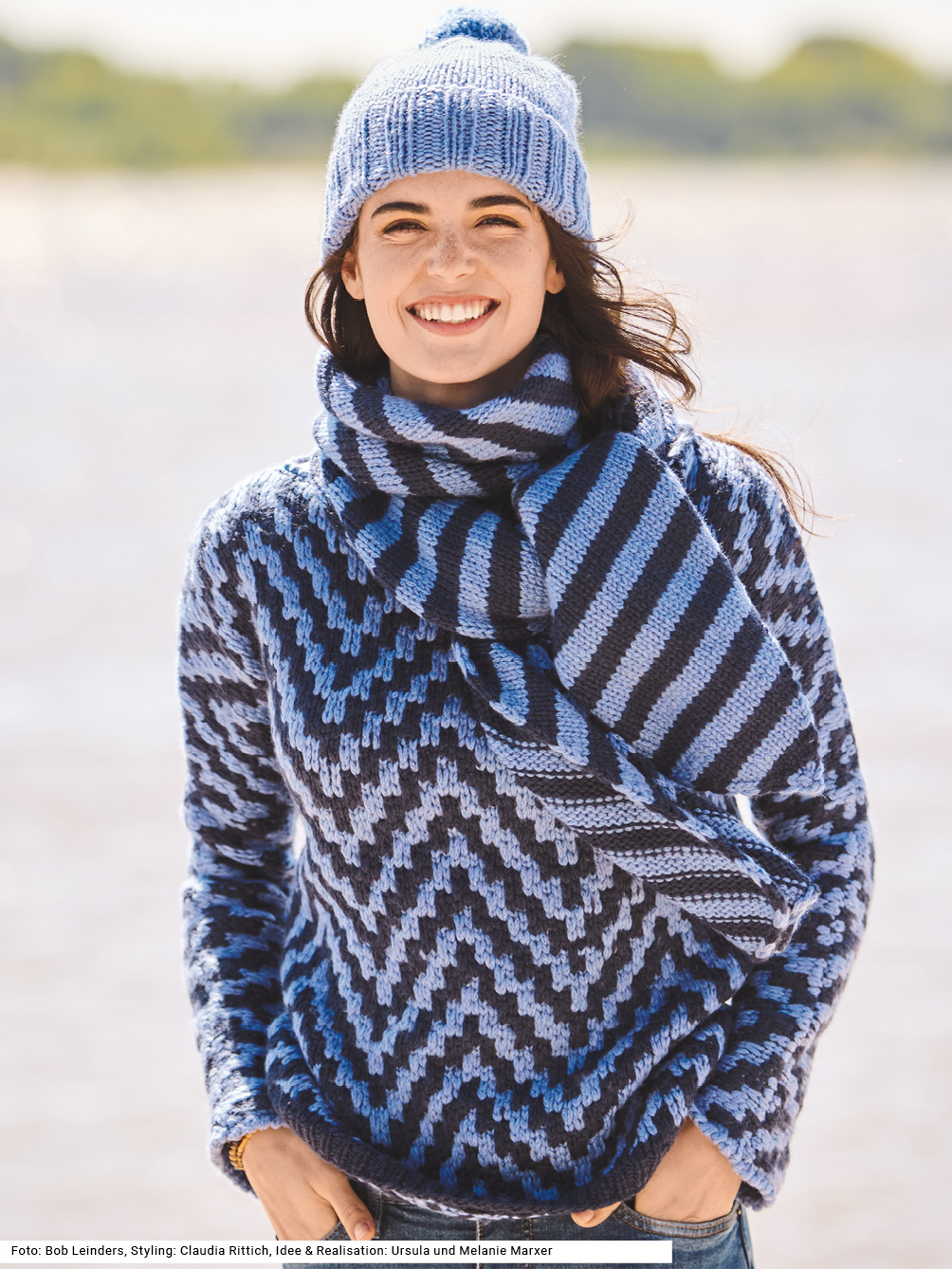 Modellansicht Bild 1: Pulli im Hebemaschenmuster mit Schal und Mütze im Hebemaschenmuster mit Schal und Mütze