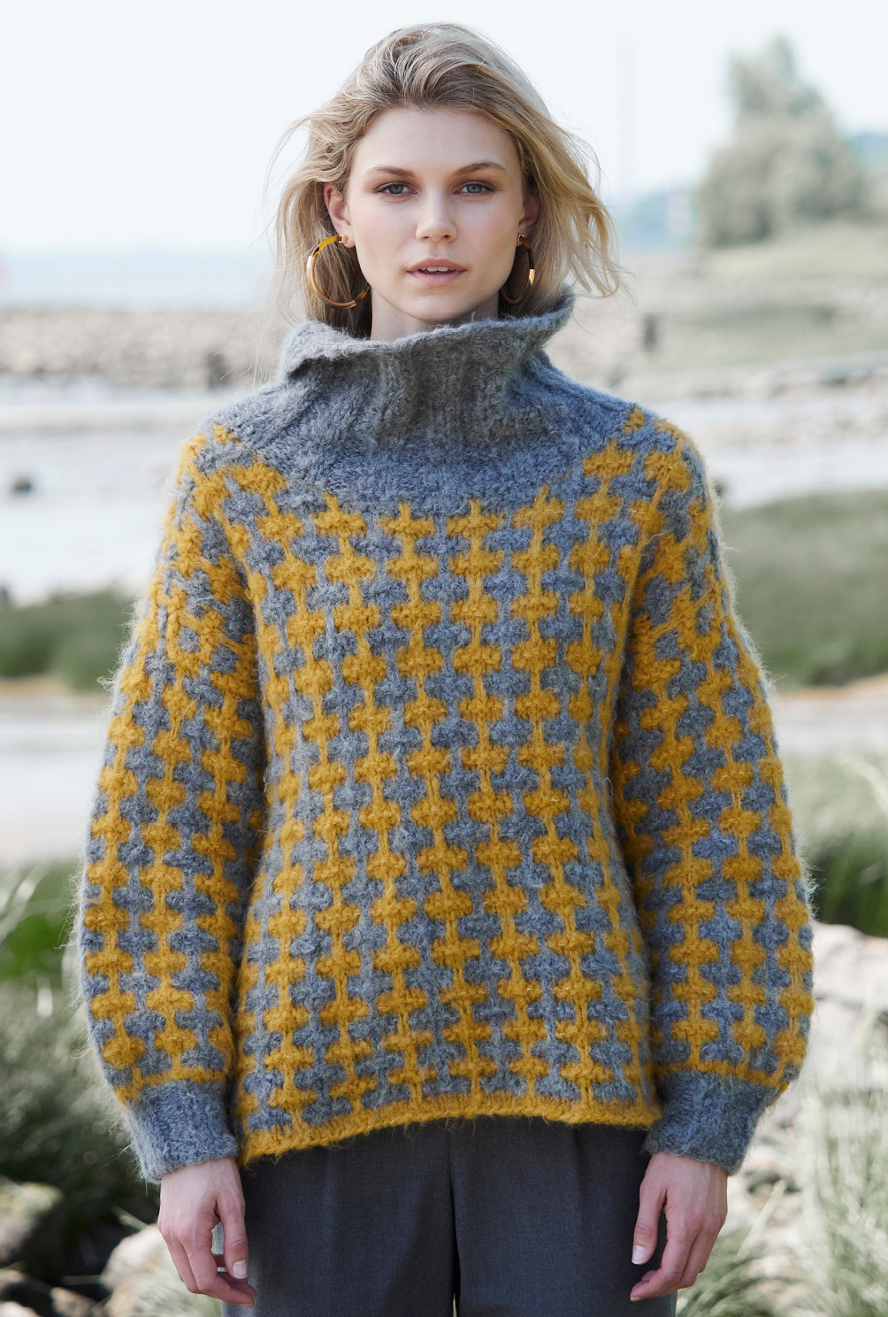Modellansicht Bild 4: Pulli mit Hebemaschenmuster in Grau und Ocker