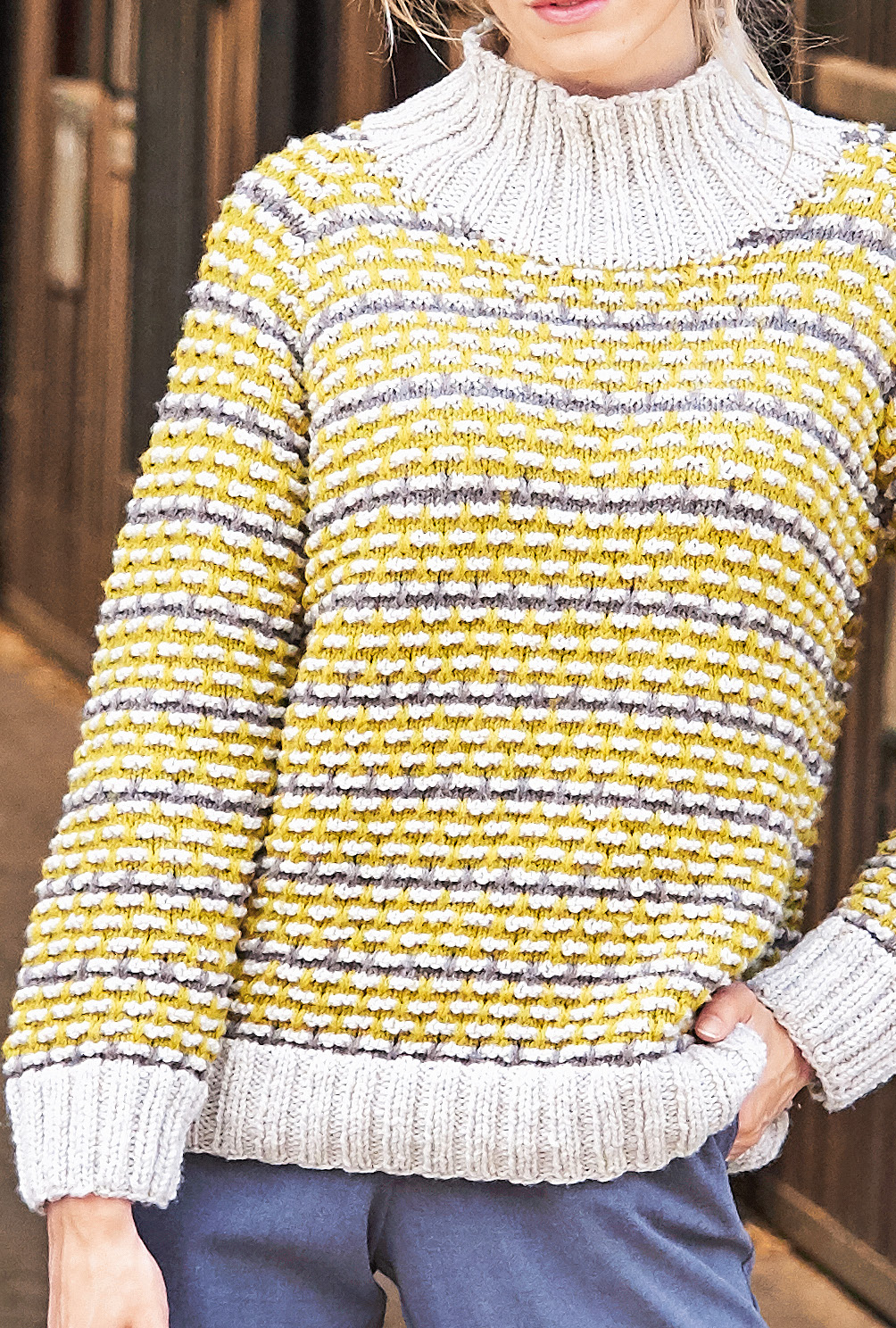 Modellansicht Bild 8: Raglanpulli mit Hebemaschen in Natur, Anis und Holz