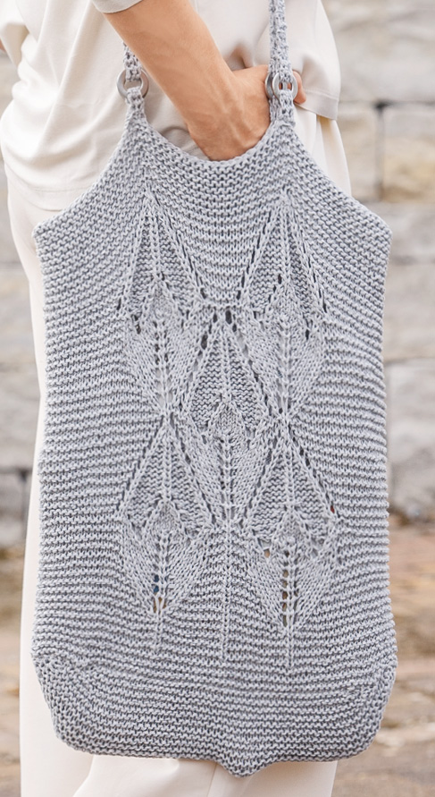 Modellansicht Bild 5: Strickset in Grau aus Armstulpen, Umhängetasche und Dreieckstuch