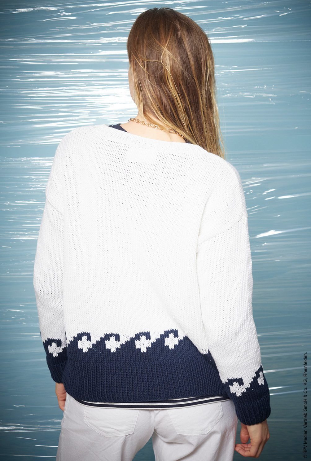 Modellansicht Bild 5: Pullover mit Wellenbordüre und passendem Beutel in Weiß und Blau