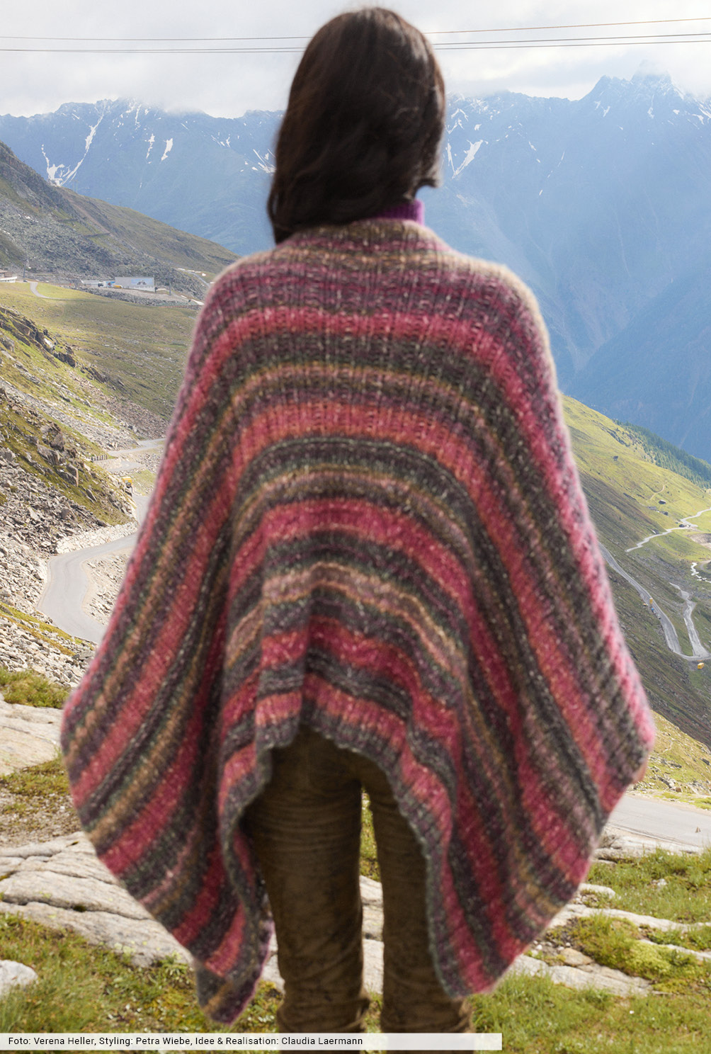 Modellansicht Bild 5: Poncho im Farbverlauf mit V-Ausschnitt