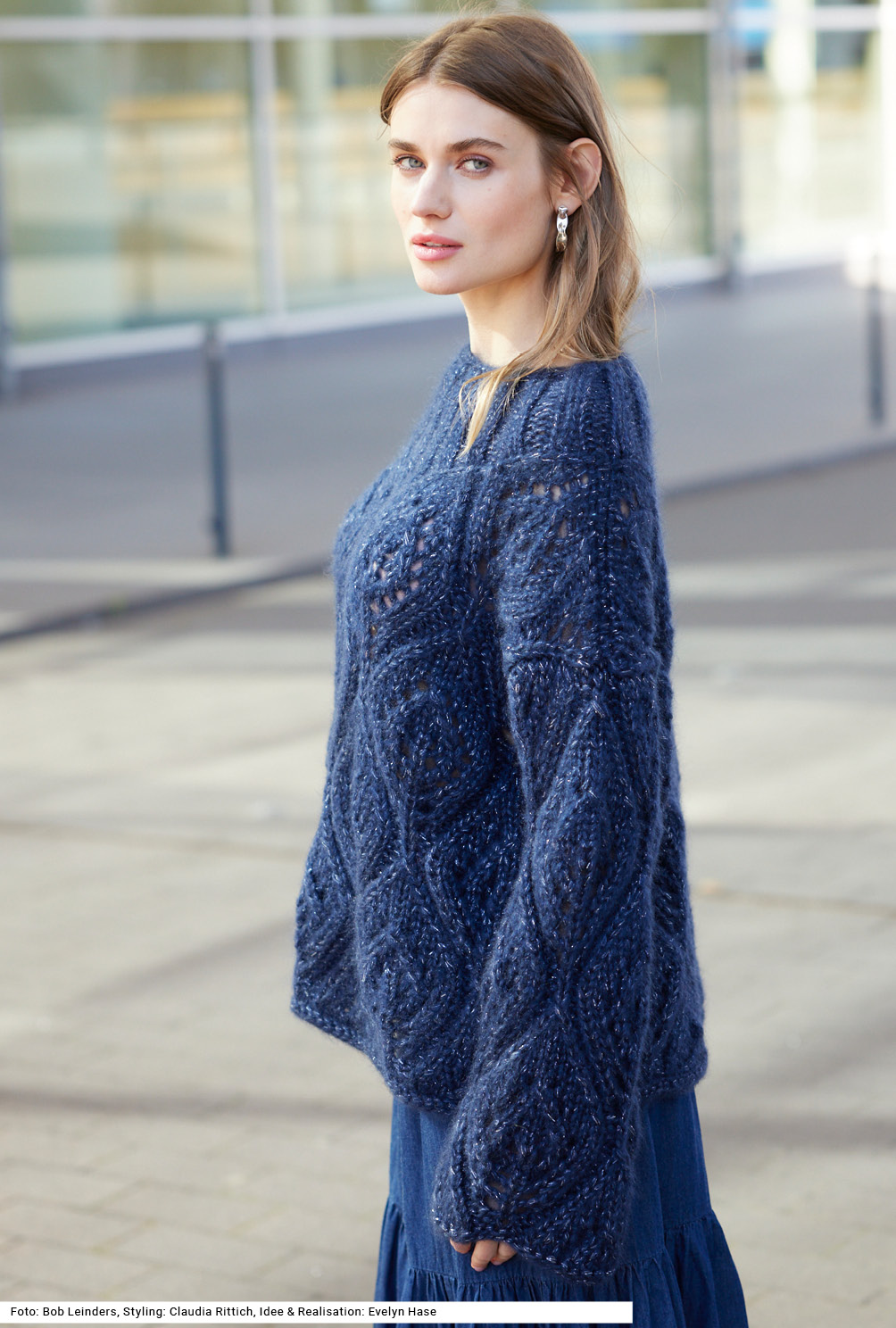 Modellansicht Bild 3: Pulli mit weiten Ärmeln im Ajourmuster in Dunkelblau