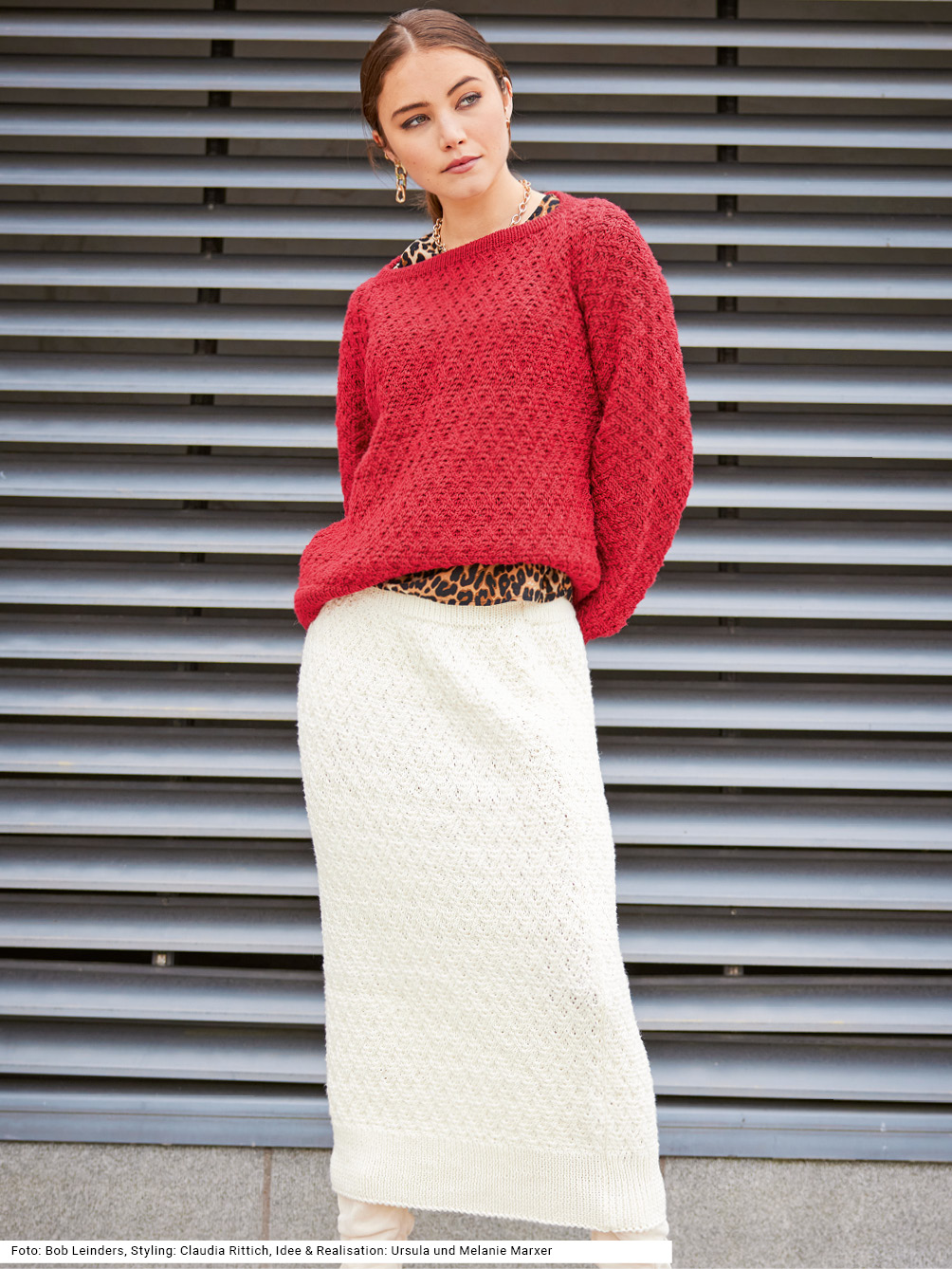 Modellansicht Bild 1: Pulli in Rot und Rock in Weiß mit Flechtmuster