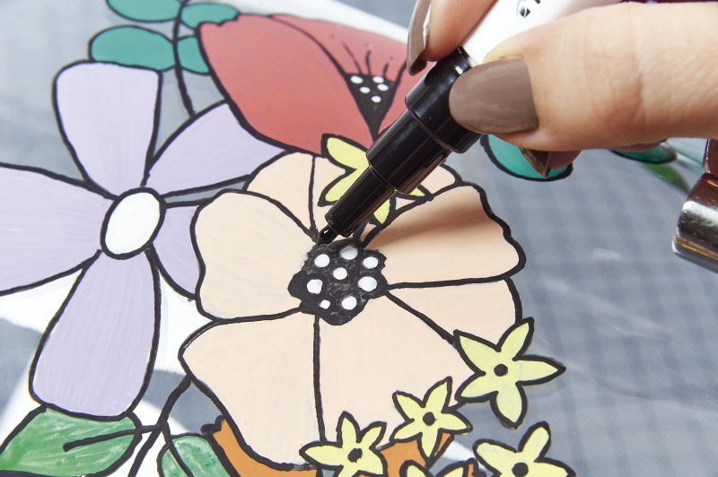 Selbstgemalte florale Motive; kräftige Farben, DIY-Handarbeit, ausgefallene Muster.