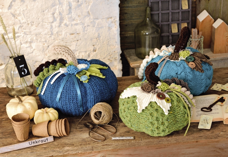 Handgemachte, bunte Kürbisse aus Wolle. Detailliert gestrickt, mit Knöpfen verziert. Kreatives DIY-Design.