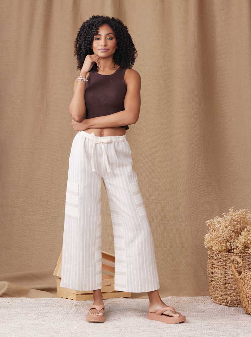 Braunes, ärmelloses Top, weiße, gestreifte Hose; lässiger Schnitt; modisch, handgemacht, Boho-Stil.