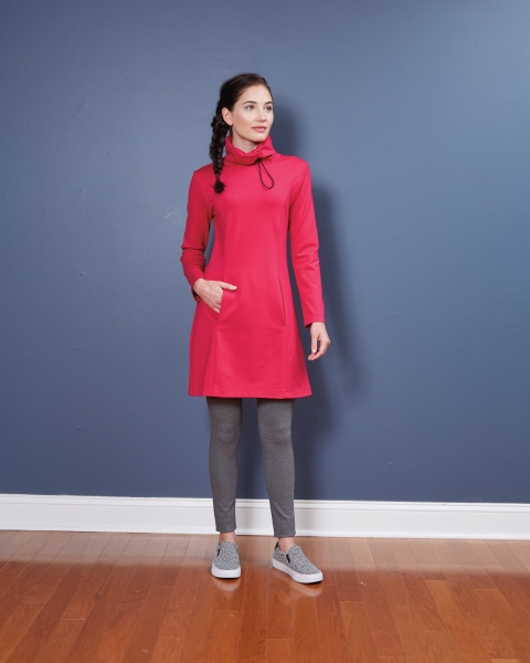 Pinkes Kleid, A-Linie, hoher Kragen, graue Leggings, lässige Schuhe. Modern, bequem, frische Farbwahl.