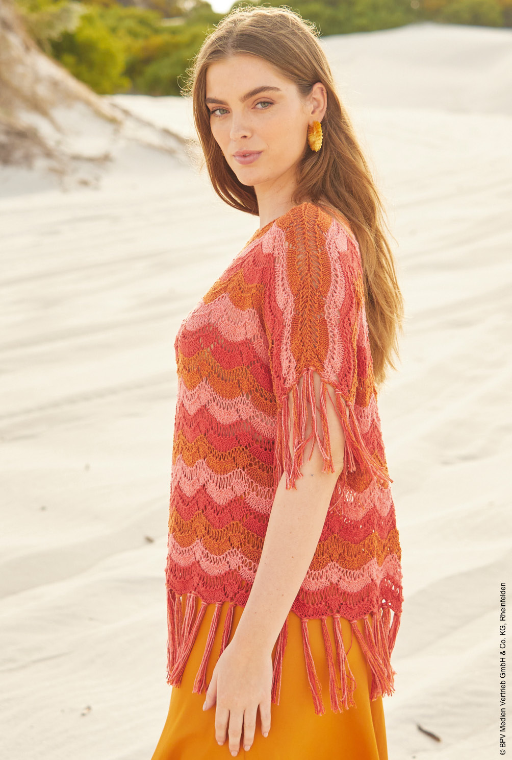 Modellansicht Bild 3: Pullover in Rot, Rosa und Rotbraun im Wellenmuster mit Fransen