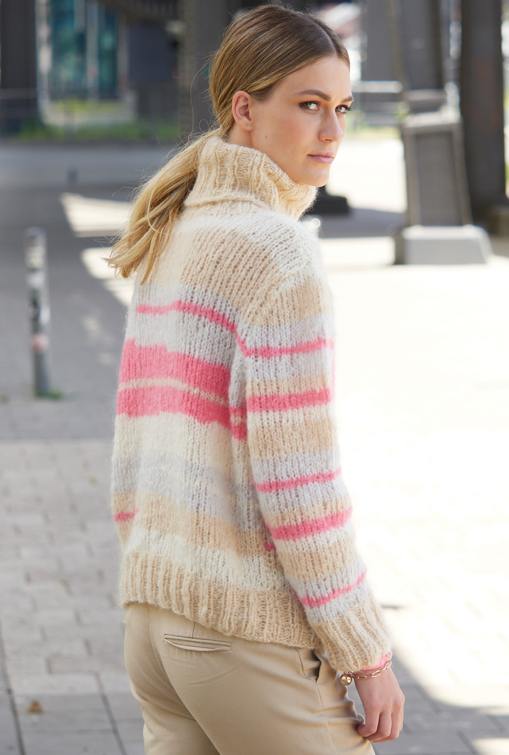 Pullover mit Intarsien in Beige, Silbergrau, Weiß und Pinks