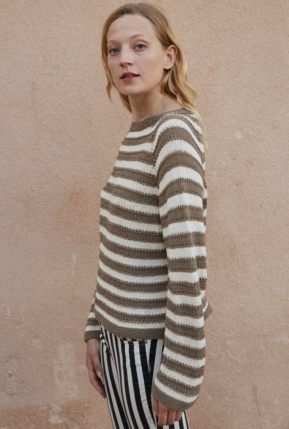 Modellansicht Bild 4: Gestreifter Raglanpulli