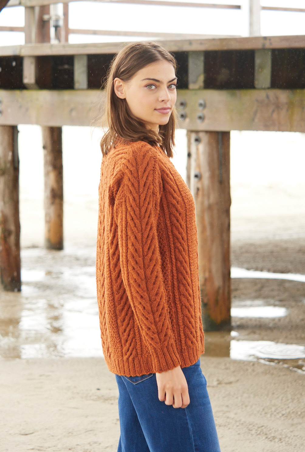 Modellansicht Bild 4: Musterpulli mit Schulterpasse in Kürbisbraun