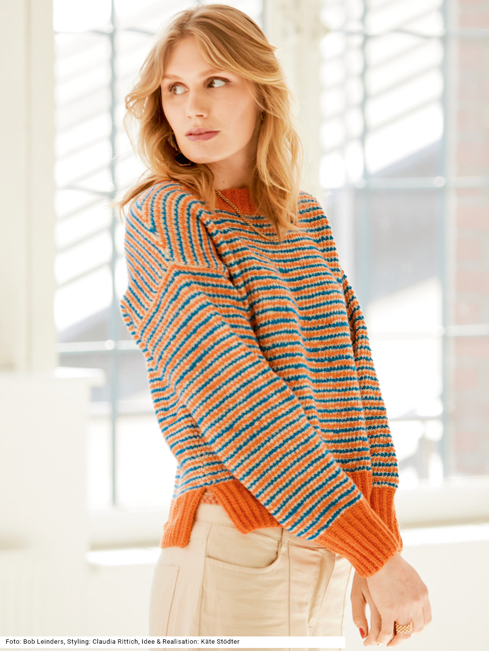 Modellansicht Bild 1: Pulli mit Hebemaschenmuster in Sand, Orange und Petrol