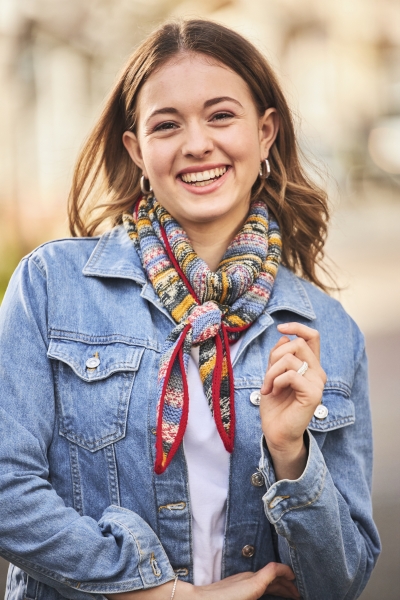 Jeansjacke mit modischem, handgemachtem Schal. Farbige, gestreifte Muster in Rot-Gelb sorgen für DIY-Charme.