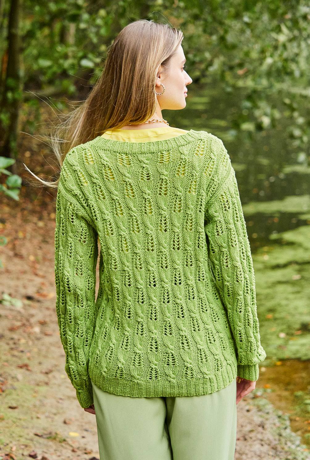 Modellansicht Bild 5: Pullover mit V-Ausschnitt und Zopf-Lochmuster in Grün