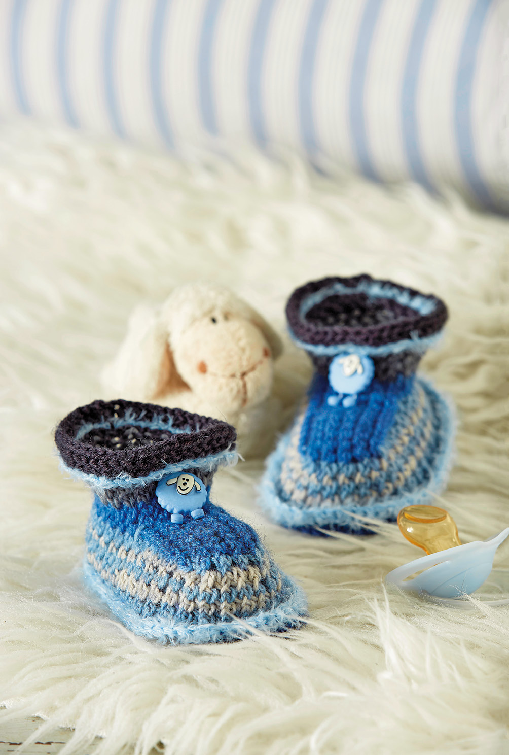 Babyschühchen in Blau-Grau mit Schaf-Knöpfen